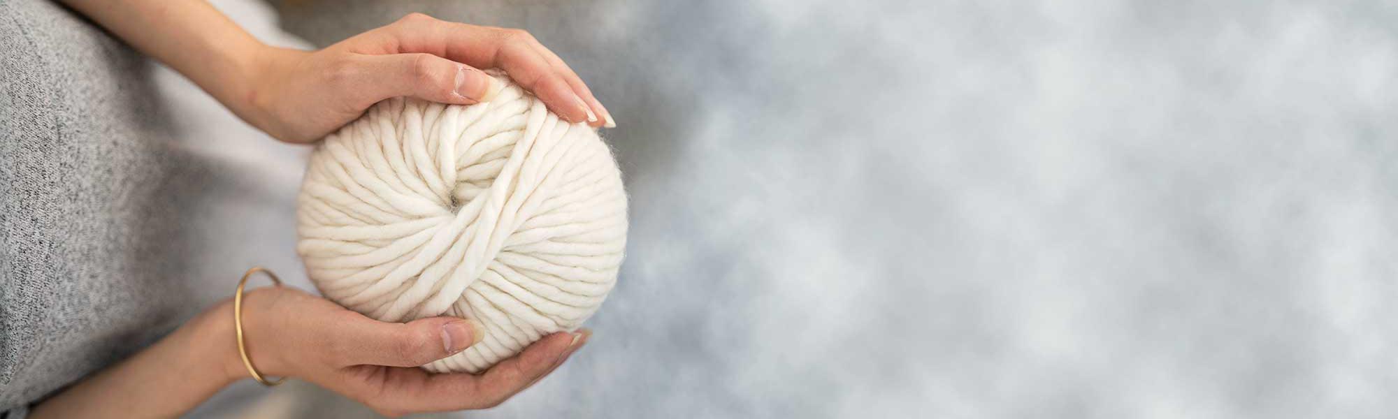 https://knittingneedleguide.com/images/best-needles-for-chunky-yarn-feature.jpg